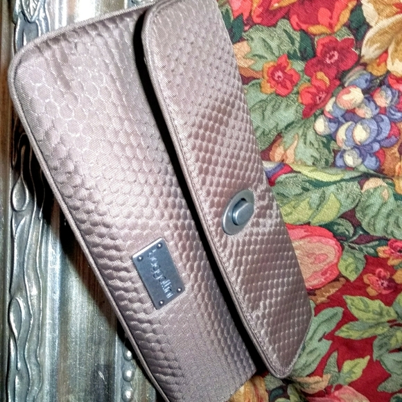 Smooth, Bubble Pattern Wristlet Clutch - Picture 5 of 16